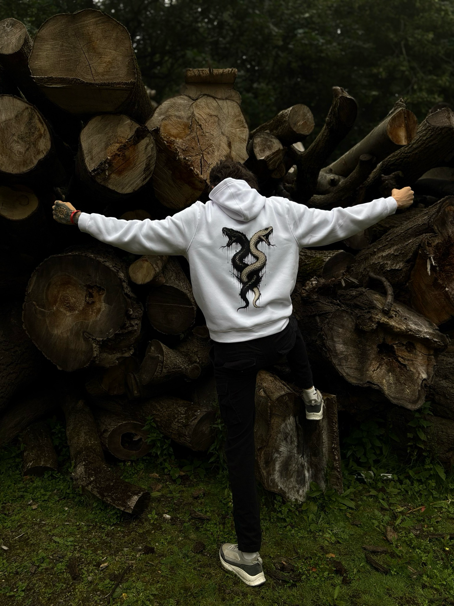Model wearing size L.